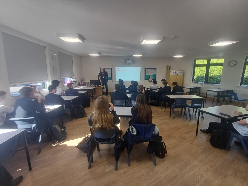 Top Government Economist Visits Students - Image